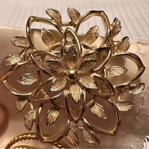 Sarah Coventry ‘Petra-Lure’ gold tone filigree flower 1962